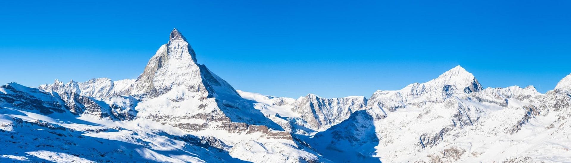 Ausblick auf die sonnige Berglandschaft des Matterhorns während der Skikurse mit den Skischulen in Zermatt in der Schweiz.