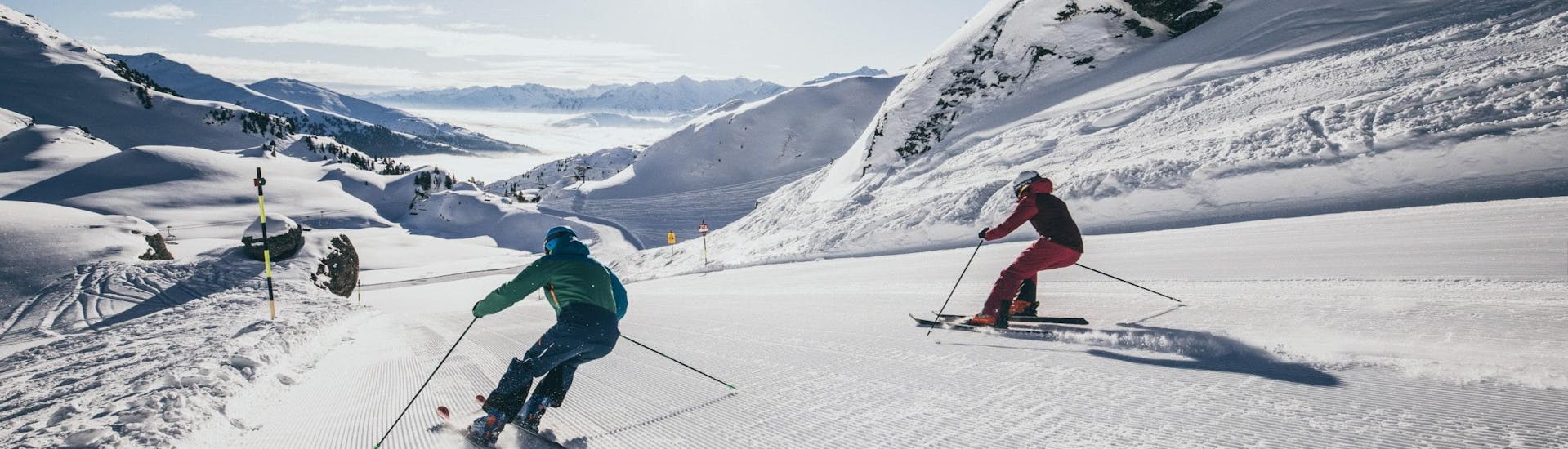 Vista del paesaggio montano soleggiato durante un corso di sci con scuole di sci nella Zillertal Arena.