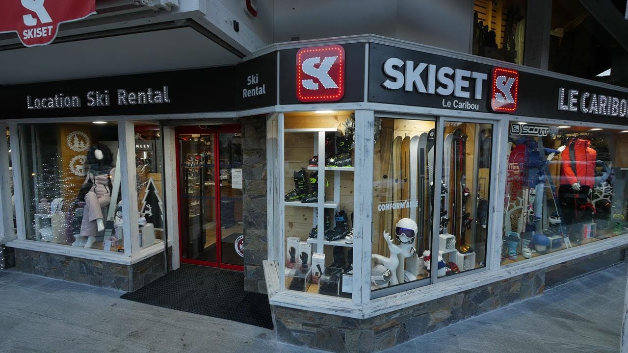 skiset-morzine-hero Beautiful landscapes showcasing mountains and sea, where the experiences of Ski Rental Skiset Morzine are taking place.
