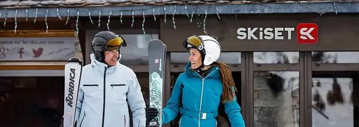 Beeindruckende Landschaften mit Bergen und Meer, wo Aktivitäten von Skiverleih Skiset Peisey-Vallandry stattfinden.