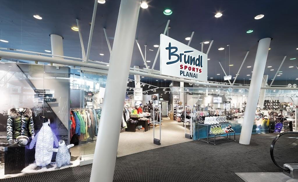 skiverleih-brundl-hero Beautiful landscapes showcasing mountains and sea, where the experiences of Bründl Sports Schladming are taking place.