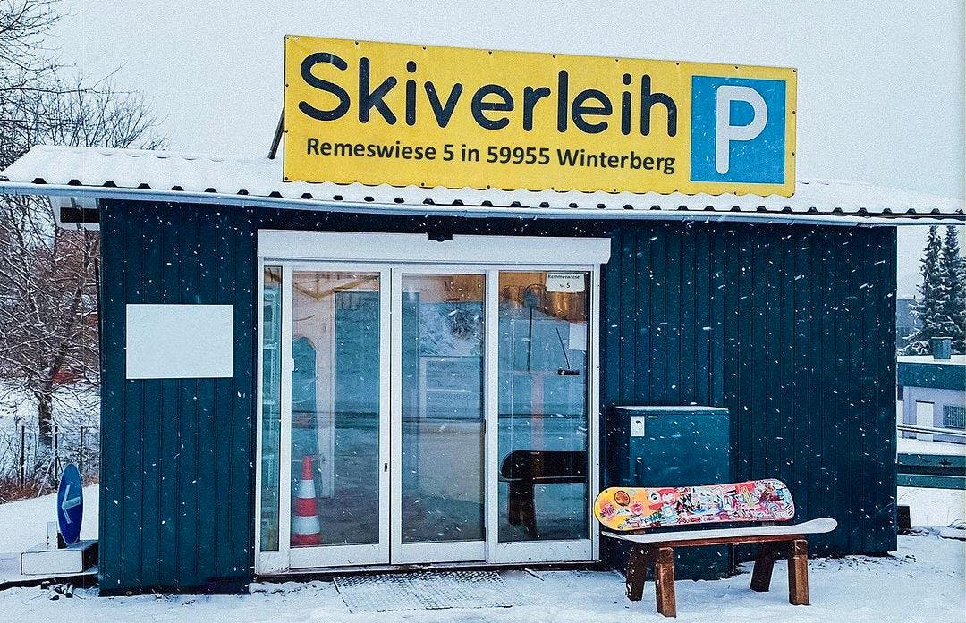 skiverleih-liftstation-winterberg Panorama mozzafiato con montagne e mare, dove hanno luogo le attività di Liftstation Winterberg.