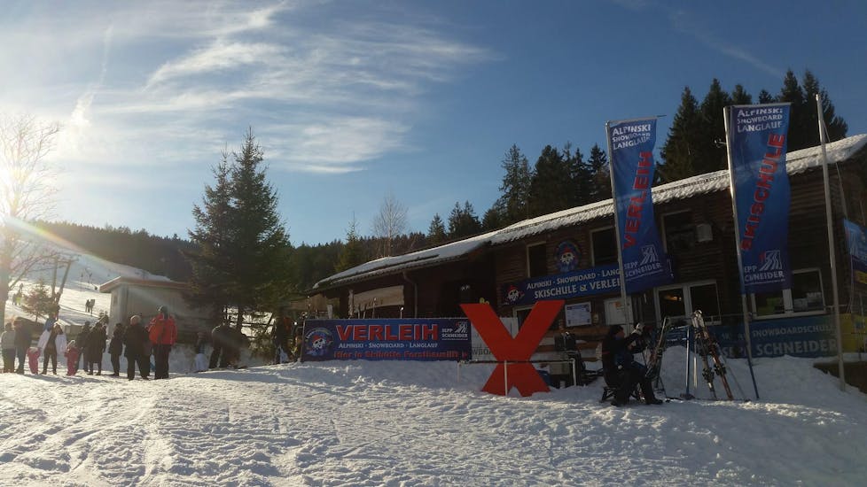 De buitenkant van Skiverleih Schneider Events Geißkopf-Bischofsmais waar je ski- en snowboarduitrusting kunt huren.