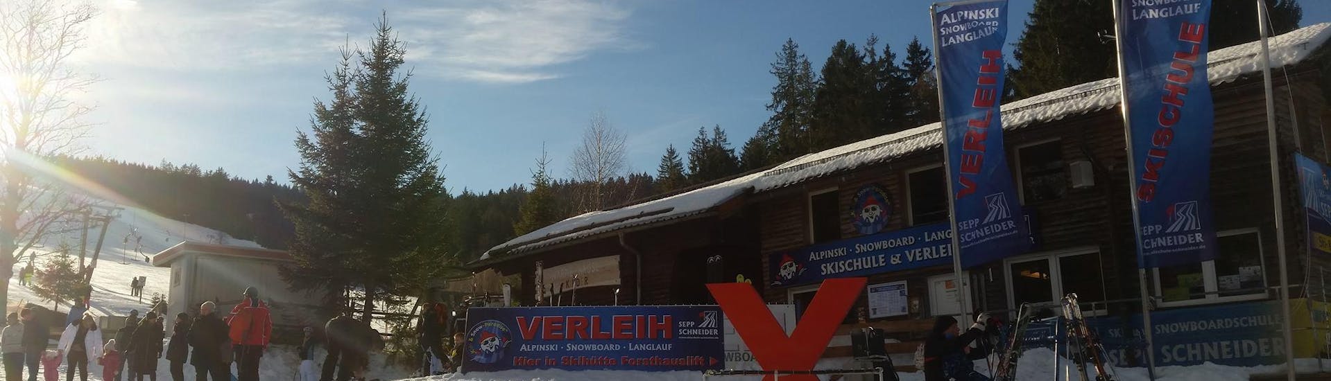 Der Außenbereich von Skiverleih Schneider Events Geißkopf-Bischofsmais, wo Sie Ski- und Snowboardausrüstung mieten können.
