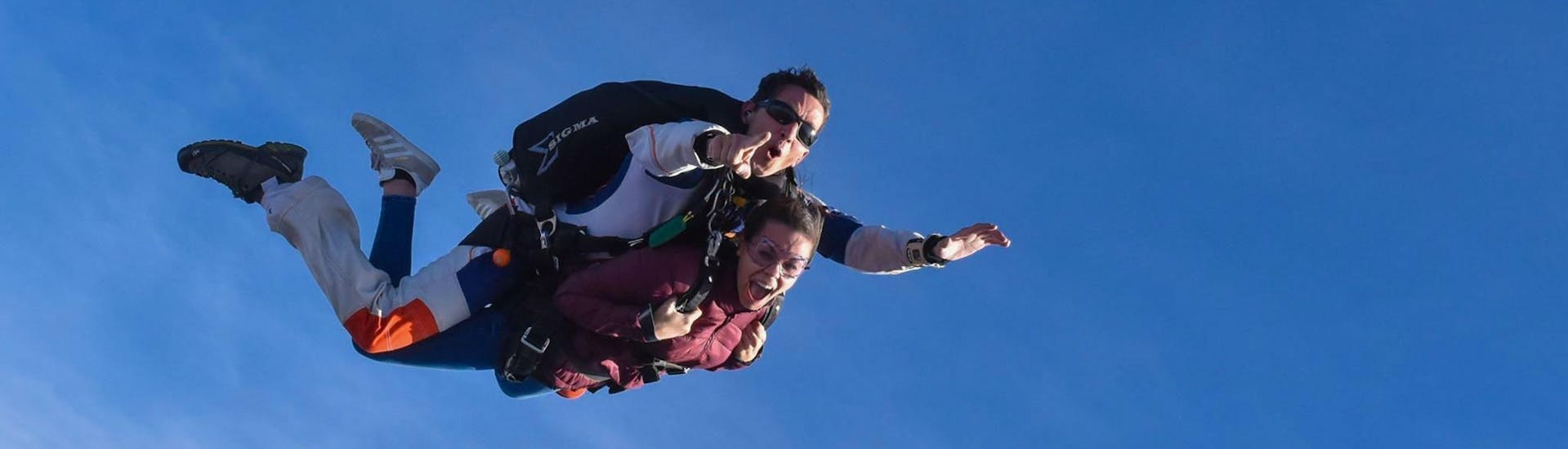 Un pilote de tandem de Skydive Center saute en parachute avec un passager à une altitude de 4 000 m et est en chute libre.