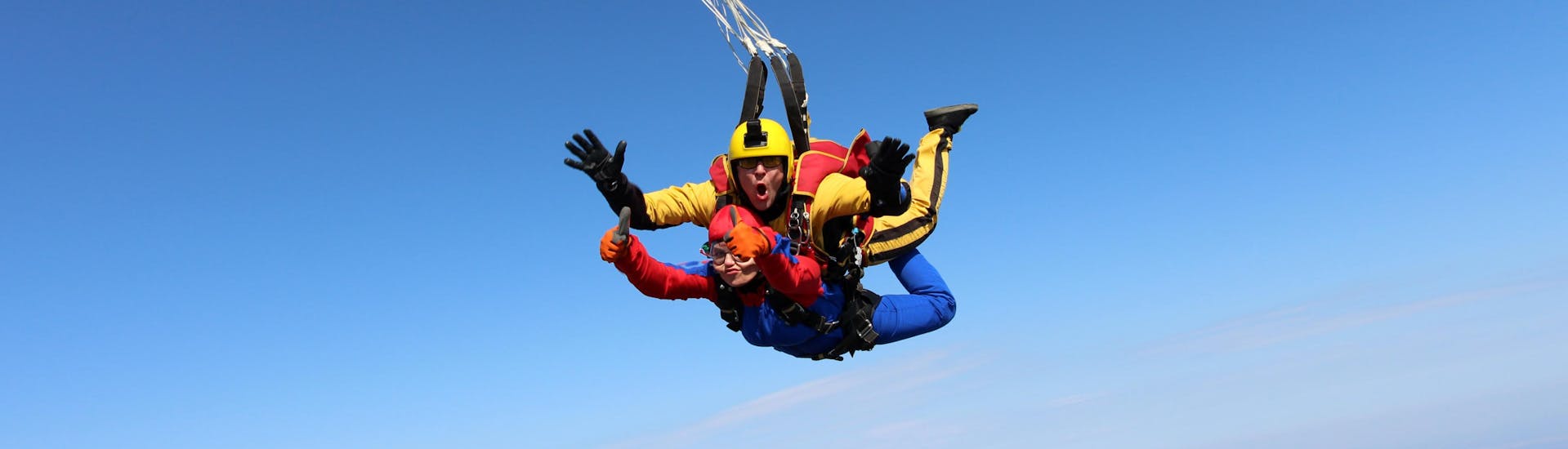 Paracaidistas disfrutando de su salto en paracaídas mientras sobrevuelan Col du Galibier, uno de los sitios más populares para tirarse en paracaídas. 