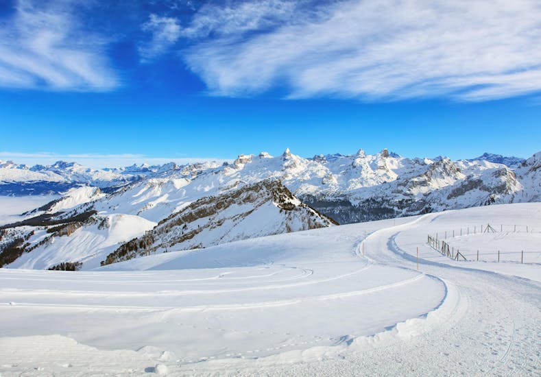 Blick auf einen verschneiten Hang vor sonnigem Bergpanorama, auf dem die Aktivität "Snowbike-Kurs für alle Levels" mit dem Anbieter 1. Skischule Club Alpin Grän durchgeführt wird.