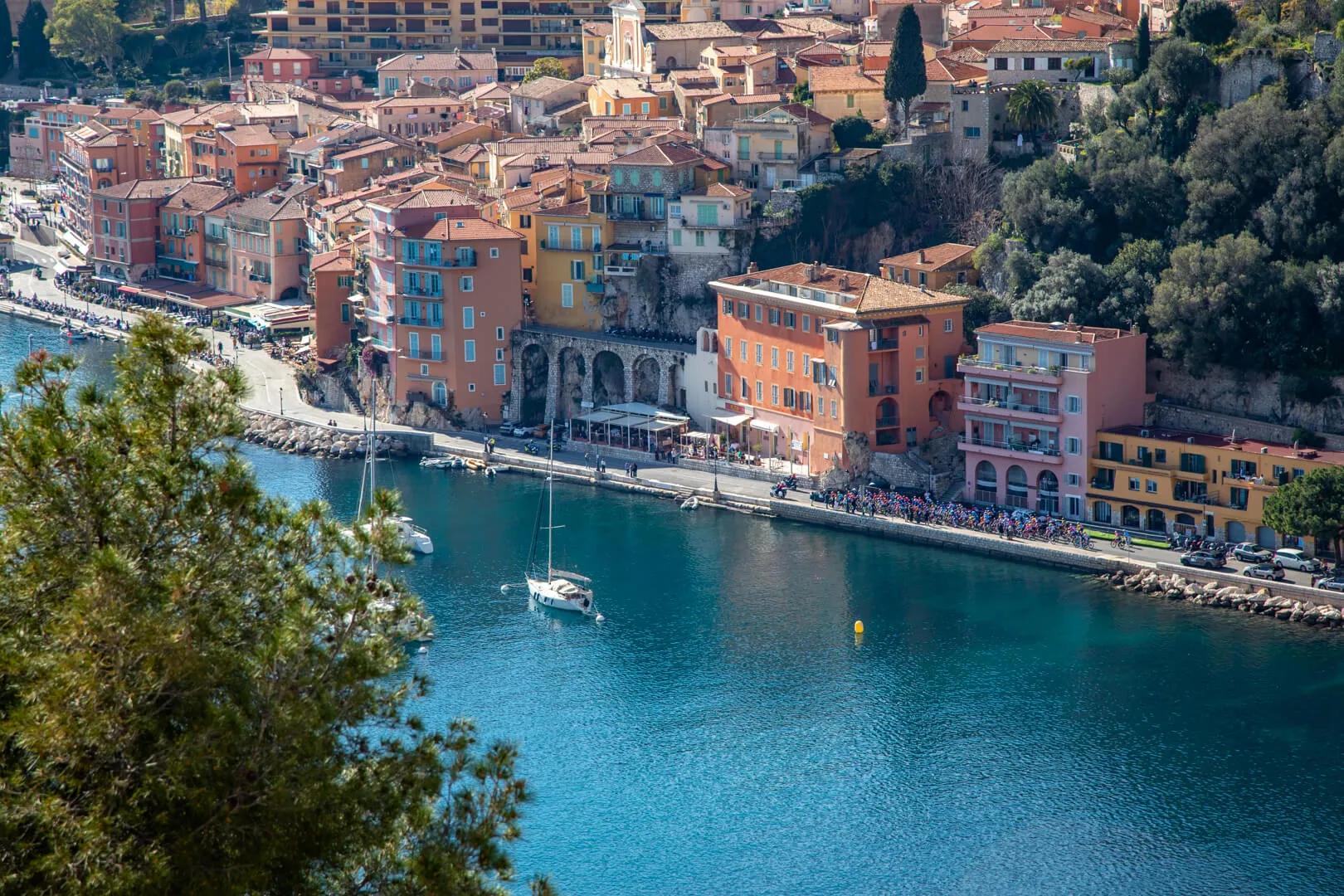 Vue sur les bâtiments colorés en bord de mer et les voiliers ancrés dans la pittoresque ville côtière de Villefranche-sur-Mer avec AMV Villefranche-sur-Mer.