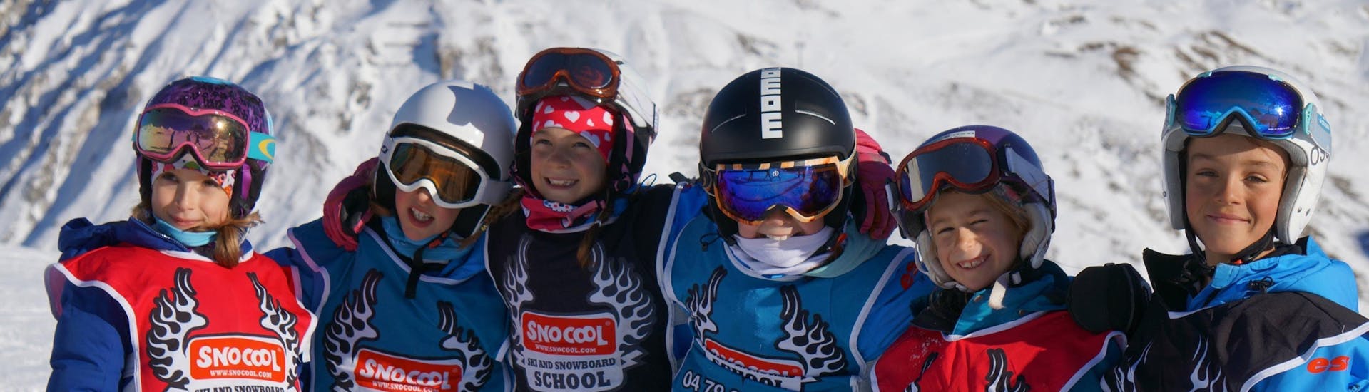 Des enfants s'amusent lors de leur cours de ski avec Snocool. 