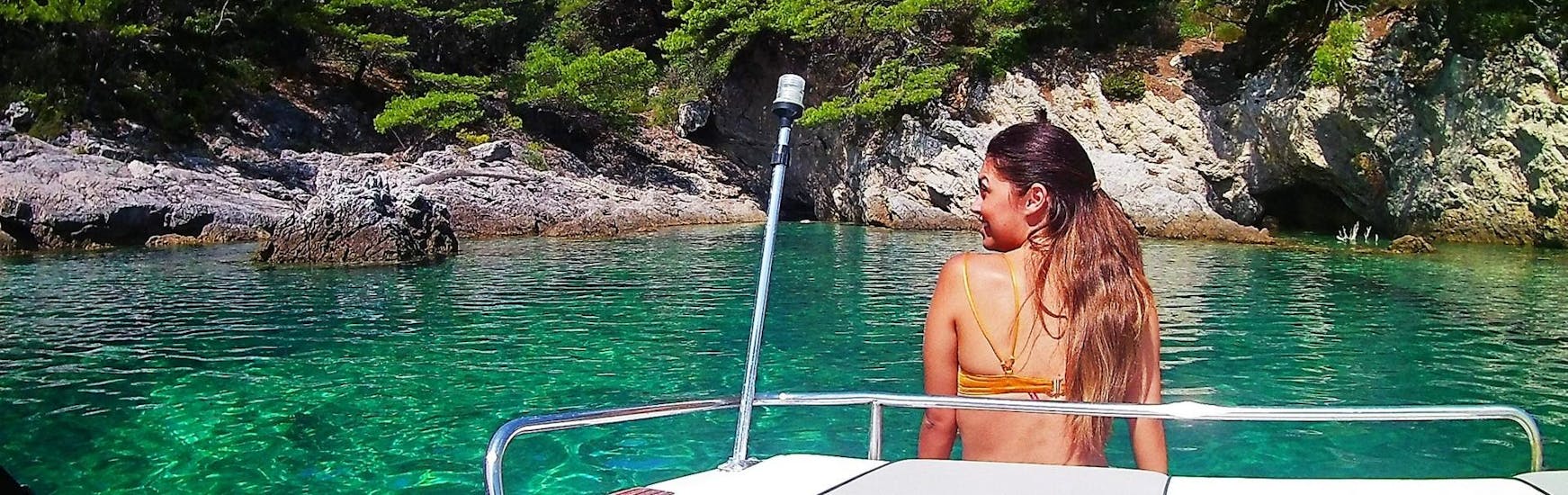 Vrouw op de boeg van de boot tijdens een tour georganiseerd door Snooky Tours Dubrovnik.