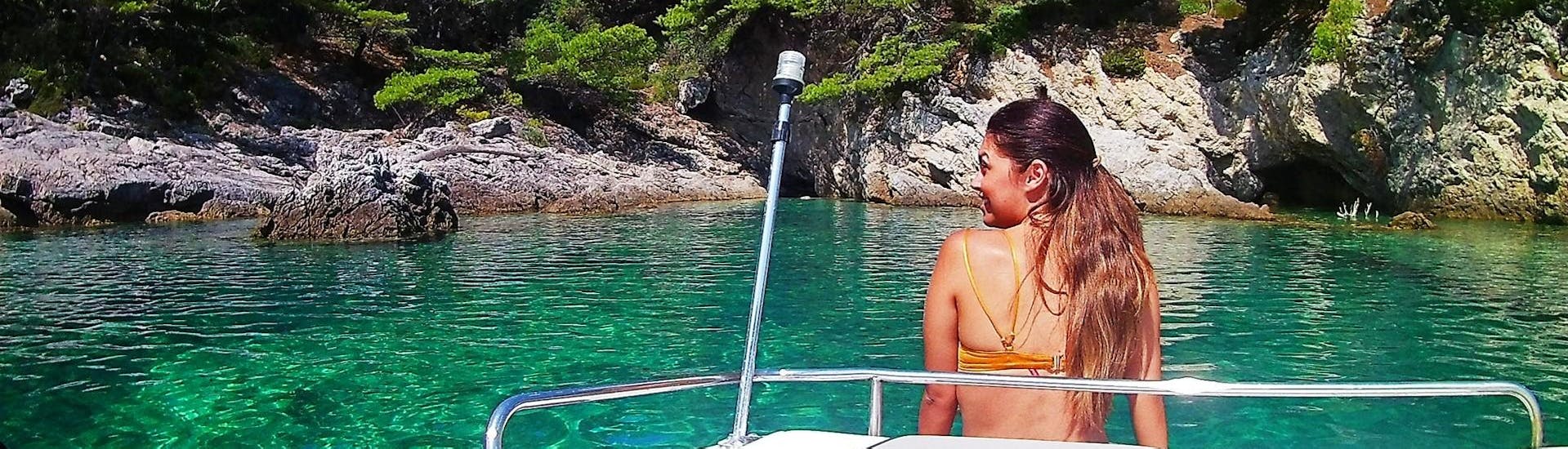 Vrouw op de boeg van de boot tijdens een tour georganiseerd door Snooky Tours Dubrovnik.