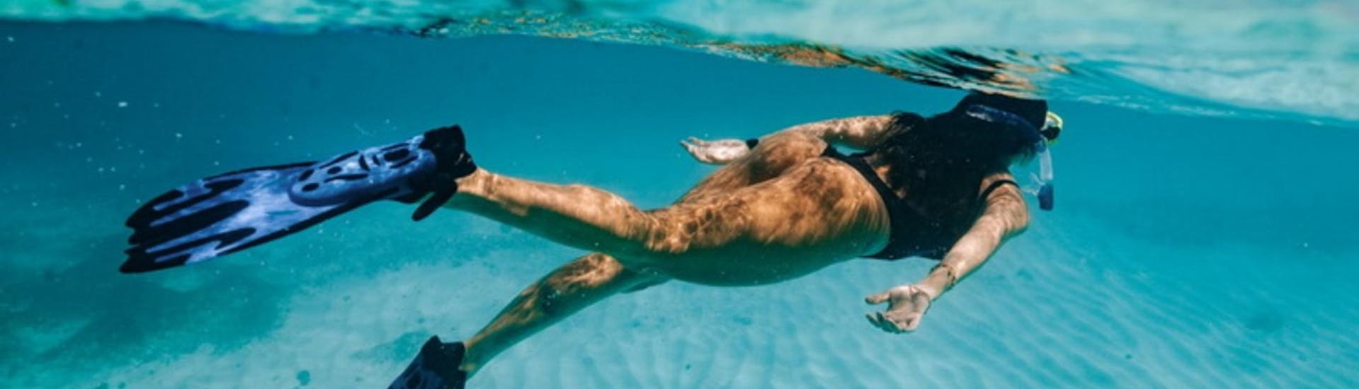 Una ragazza che nuota durante una delle attività con Asinara Charter.