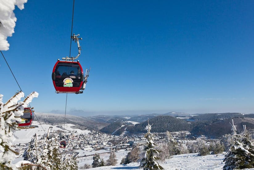 During ski lessons from the Skischule Snow & Bike Factory Willingen, participants are enjoying the breathtaking views of the ski resort Willingen.