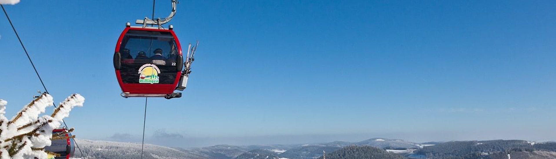 Während eines Skikurses der Skischule Snow & Bike Factory Willingen genießen die Teilnehmer die atemberaubende Aussicht auf das Skigebiet Willingen.