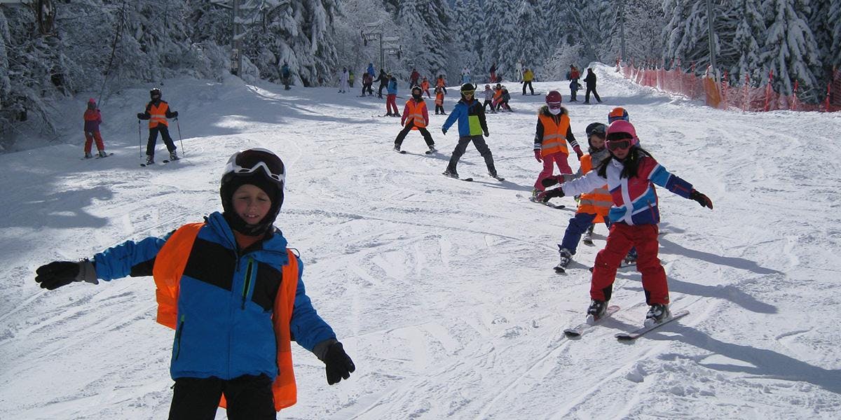 Snow Masters Borovets Niños esquiando por las pistas durante las clases de esquí con Snow Masters Borovets.