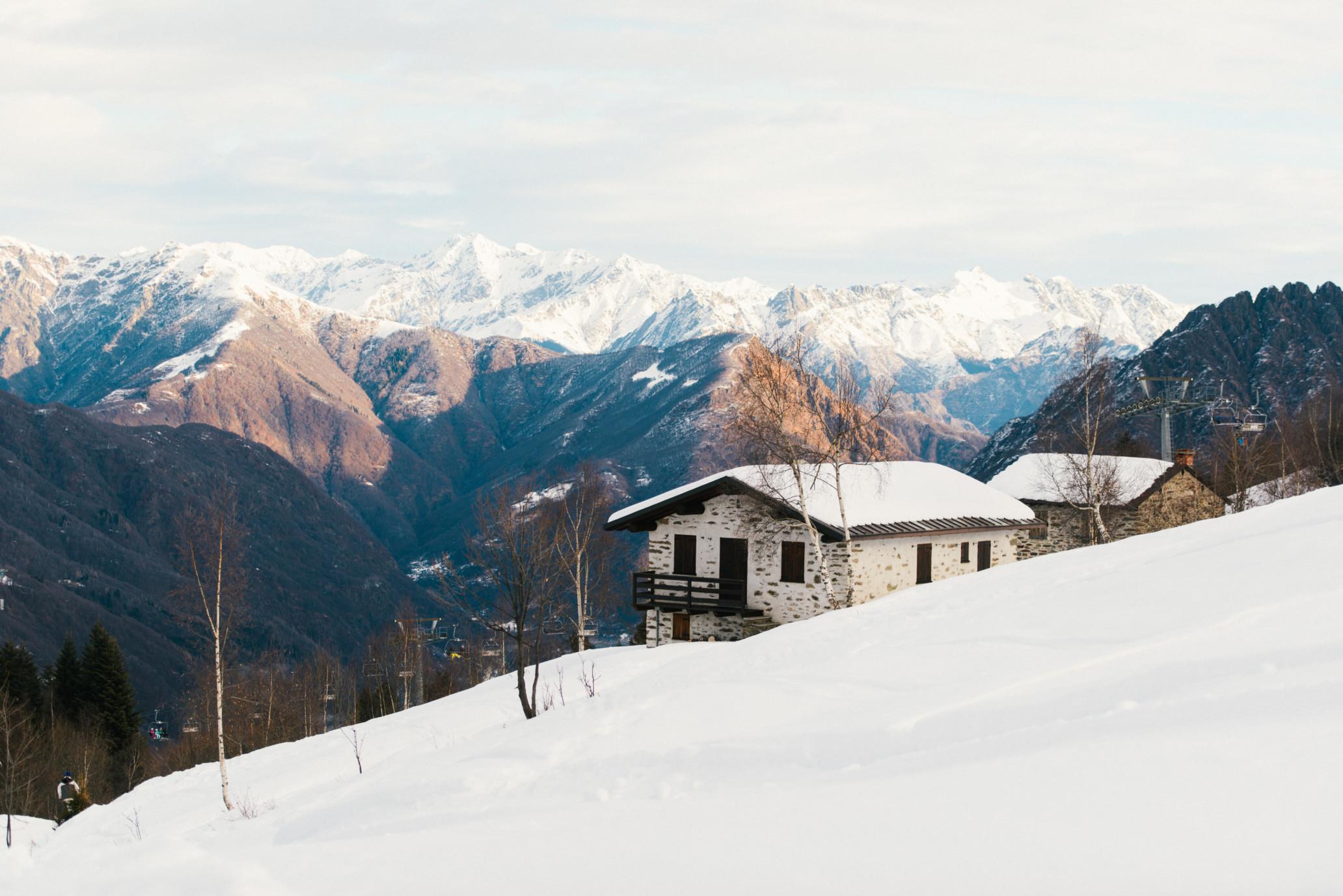 Le montagne che circondano la Snow School Alpe di Mera.
