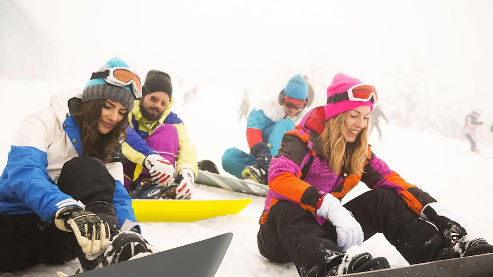 Un groupe de snowboardeurs se prépare à apprendre le snowboard lors d'un Cours particulier de snowboard avec Freedom Snowsports Mont Blanc.