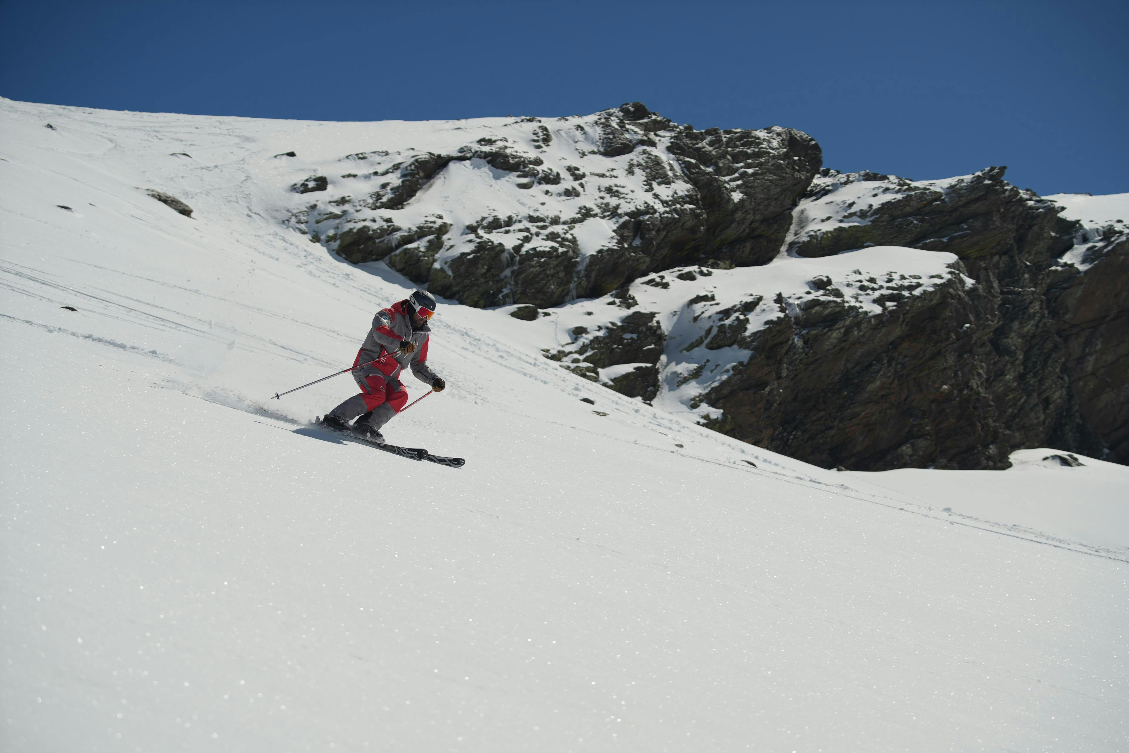 Beautiful landscapes showcasing mountains and sea, where the experiences of Snowmotion Sierra Nevada are taking place.