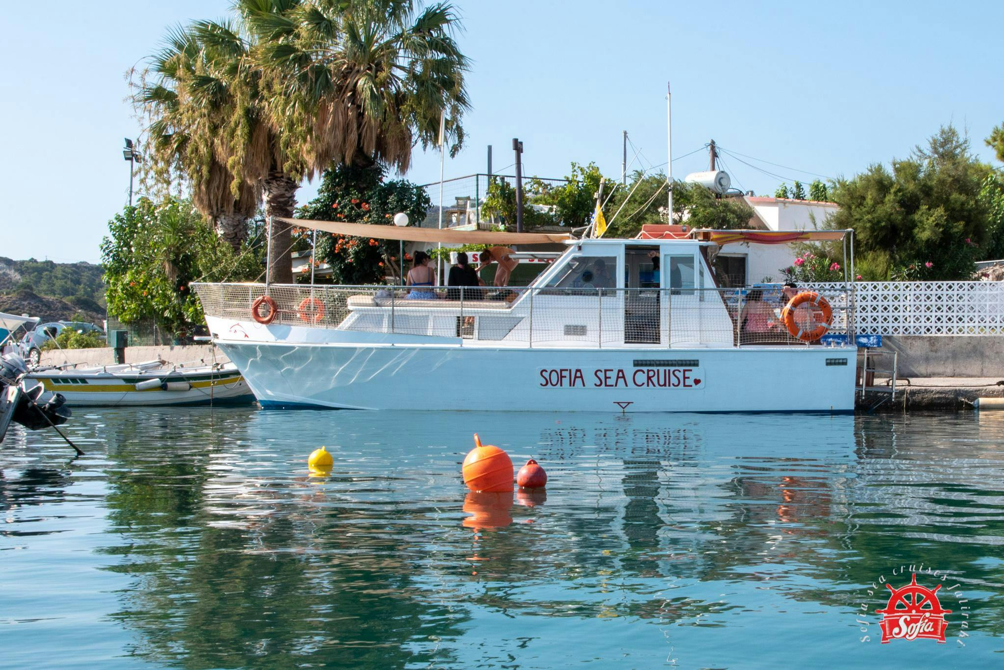Sofia Sea Cruises Weißes Boot von Sofia Sea Cruises im Faliraki Hafen auf Rhodos.