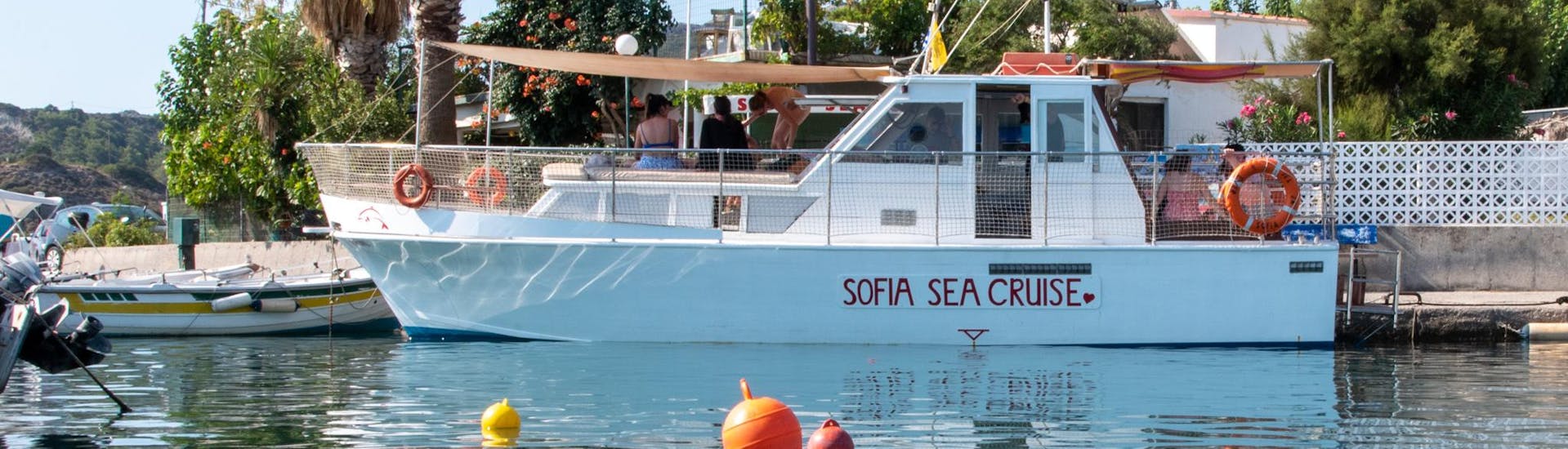 Weißes Boot von Sofia Sea Cruises im Faliraki Hafen auf Rhodos.