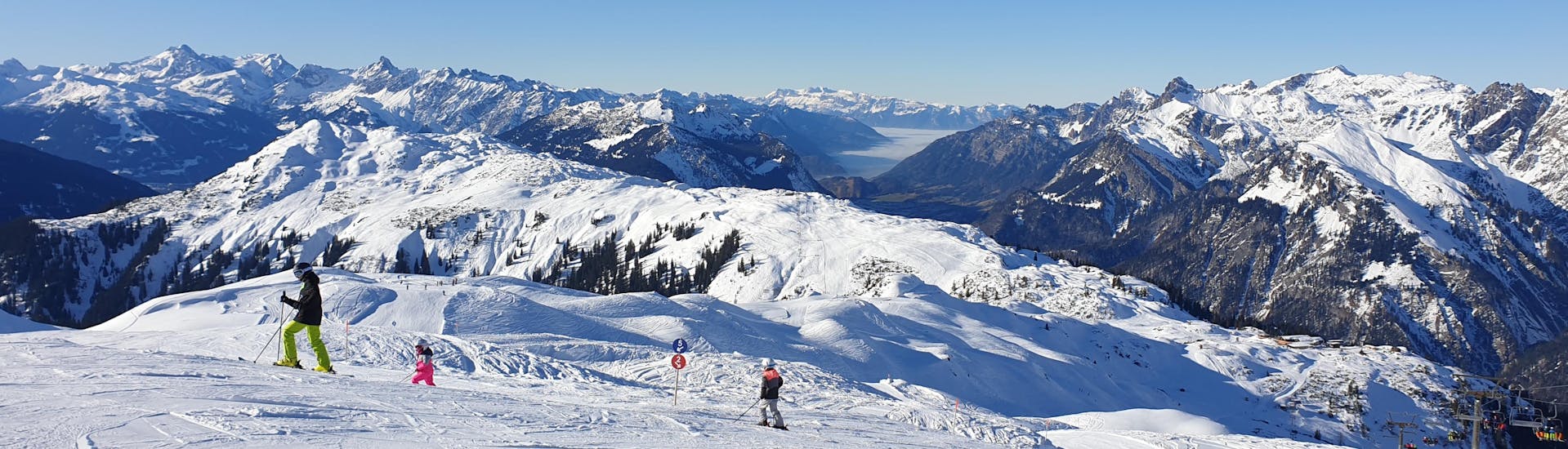 Vista del paesaggio montano soleggiato durante un corso di sci con scuole di sci a Sonnenkopf-Klostertal.