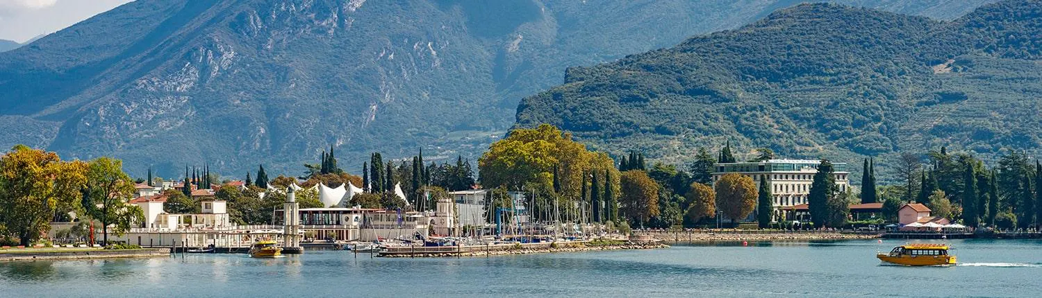Speedy Boat Riva del Garda Beautiful landscapes showcasing mountains and sea, where the experiences of Speedy Boat Riva del Garda are taking place.