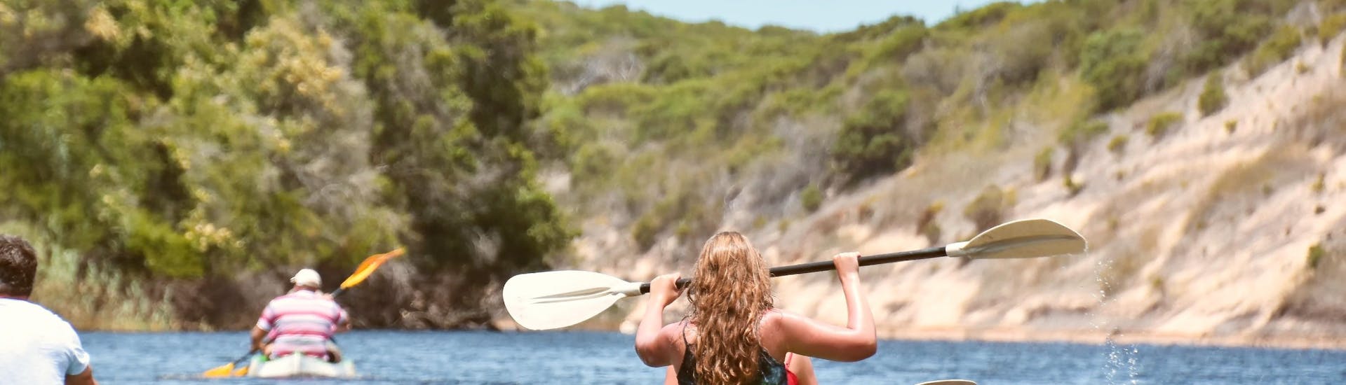 Une famille fait une location de kayak de mer à Hyères grâce à Spin Out.