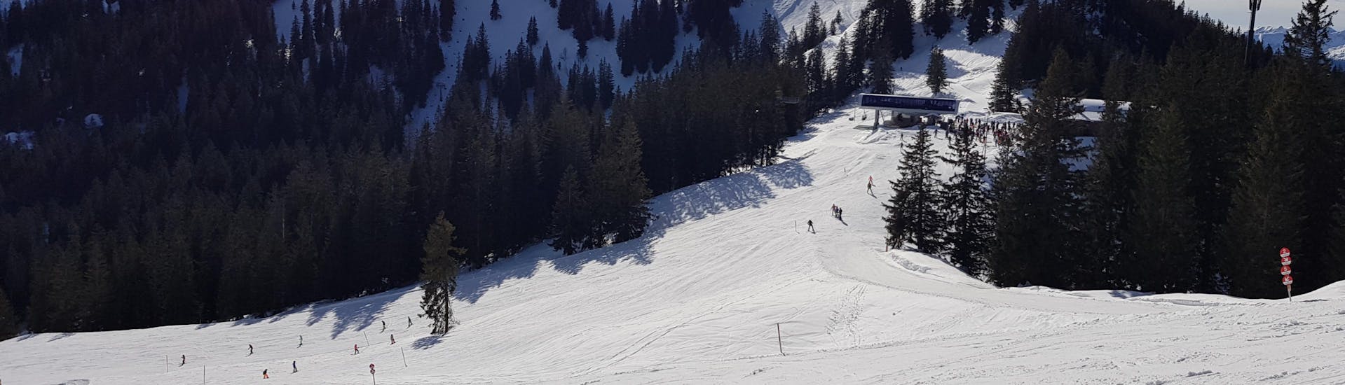 Erwachsene und Kinder beim Skifahren im Skigebiet Spitzingsee.