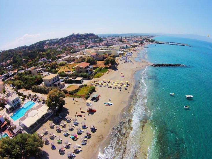 Der Strand auf Kreta, an dem Splish Splash Watersports seine Aktivitäten anbietet. 