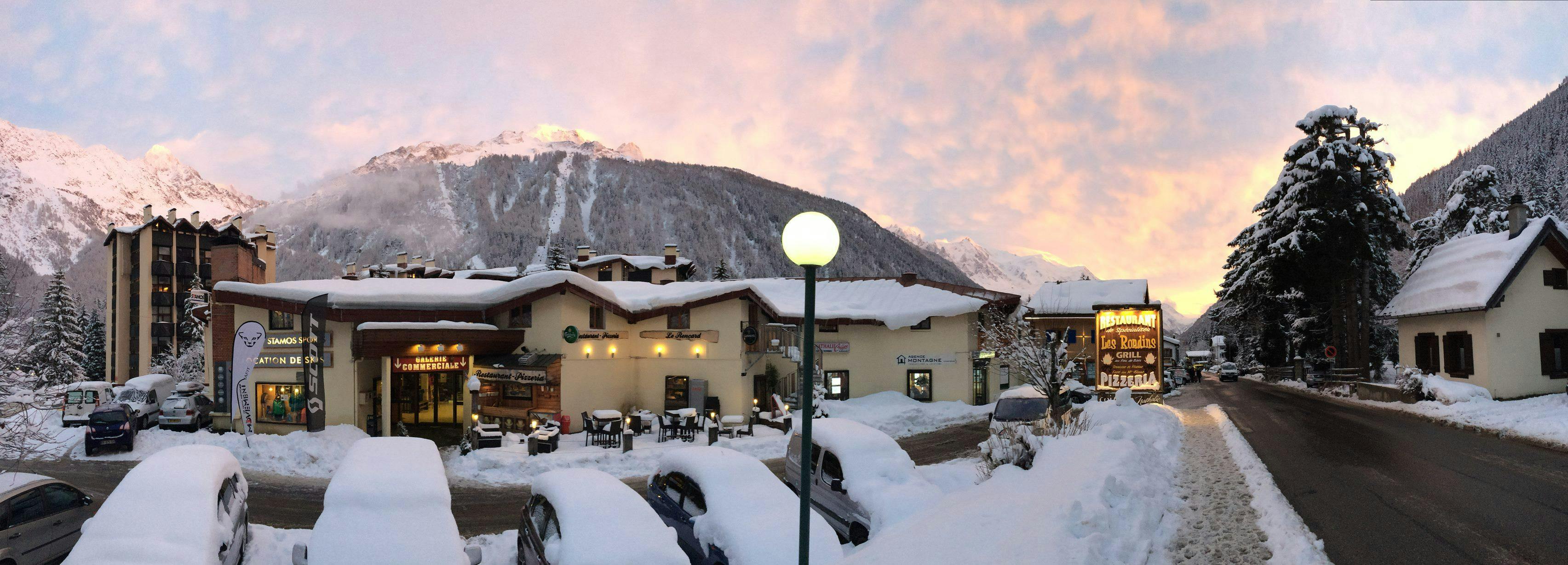 Sport 2000 Stamos Sports Argentière Magnifique paysage de montagnes et de mer, où se déroulent les activités de Sport 2000 Stamos Sports Argentière.