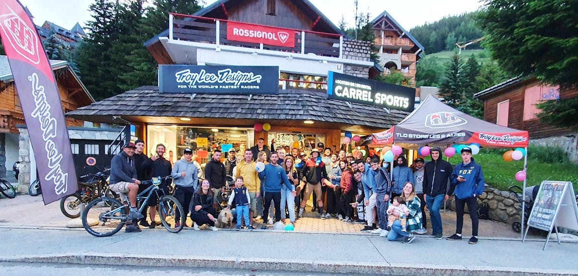 L'équipe de Sport Emotion devant le magasin des Deux Alpes.