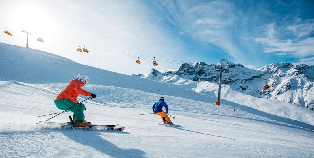 Skifahrer auf der Piste mit gemieteten Skiern von Sport Stöckl Gaschurn-Partenen.