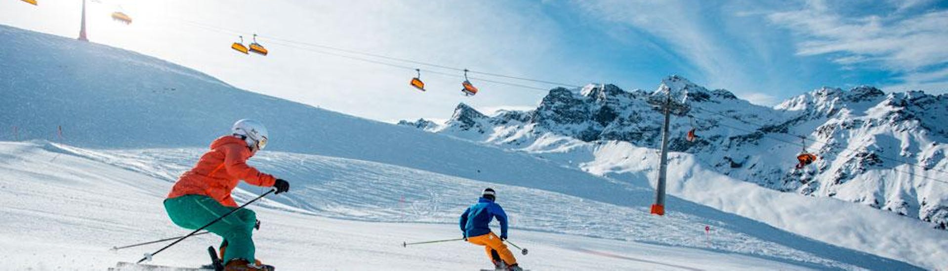Skiers on the slopes with rented skis from Sport Stöckl Gaschurn-Partenen.