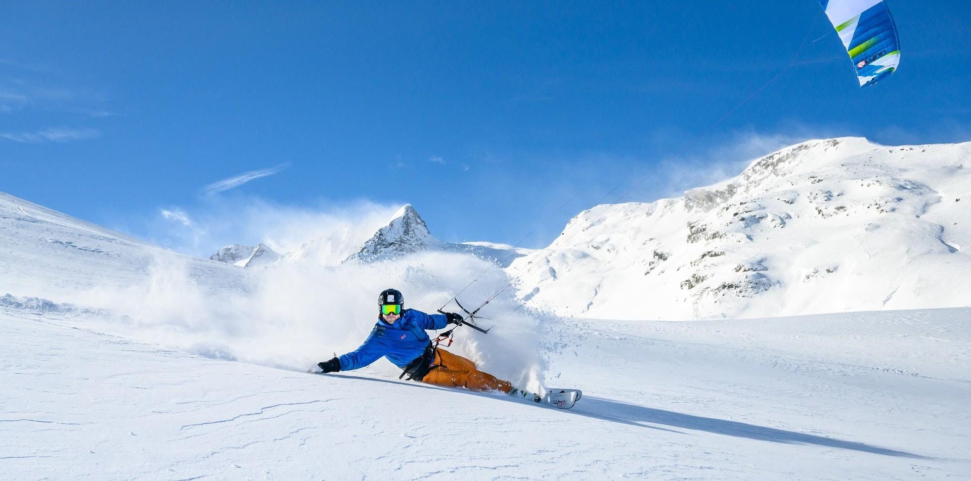 Sports Paradise - Snowkite Silvaplana Prachtige landschappen met bergen en zee, waar de ervaringen van Sports Paradise - Snowkite Silvaplana plaatsvinden.