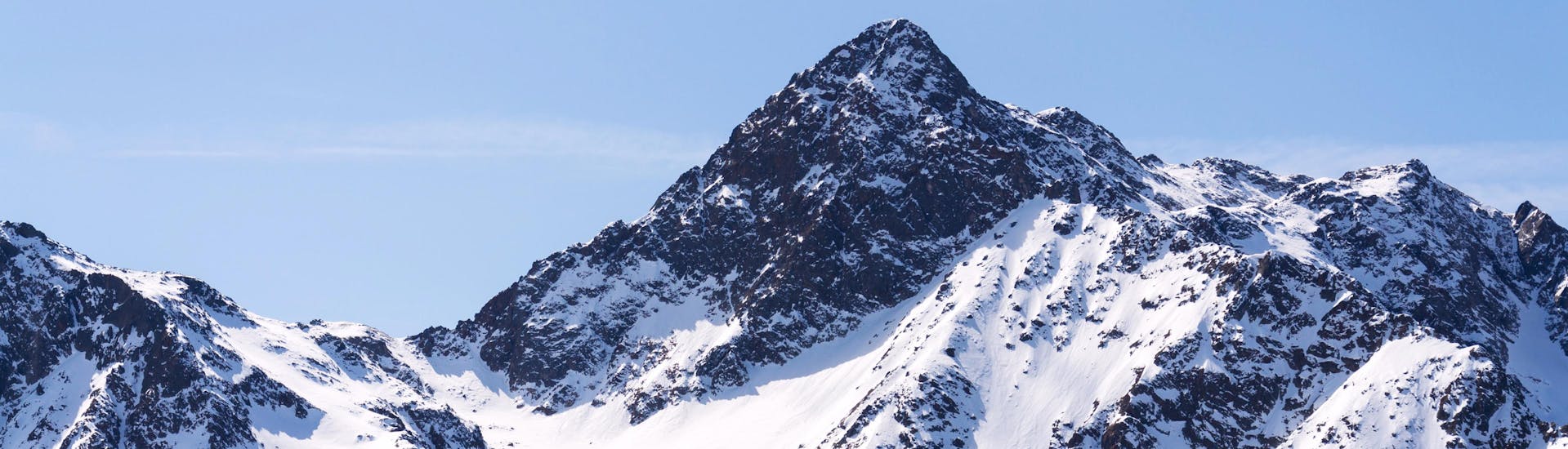 Vista del paesaggio montano soleggiato durante un corso di sci con scuole di sci a St. Jakob im Defereggental.