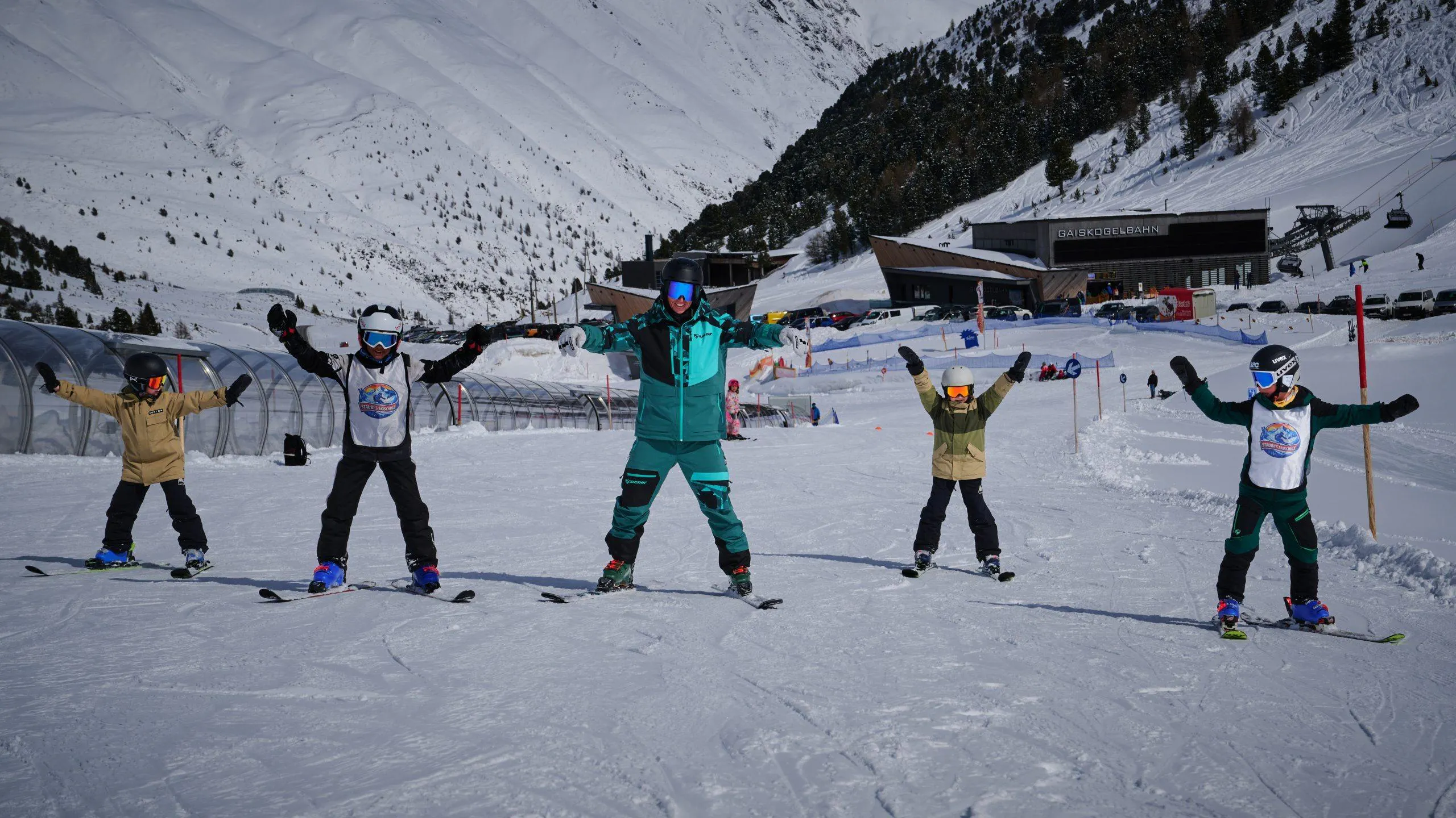 Beeindruckende Landschaften mit Bergen und Meer, wo Aktivitäten von Staubi's Skischule stattfinden.