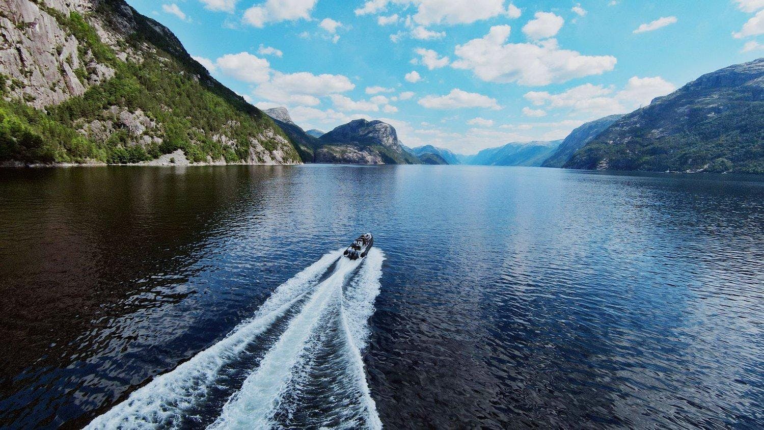 Stavanger RIB Beeindruckende Landschaften mit Bergen und Meer, wo Aktivitäten von Stavanger RIB Norwegen stattfinden.