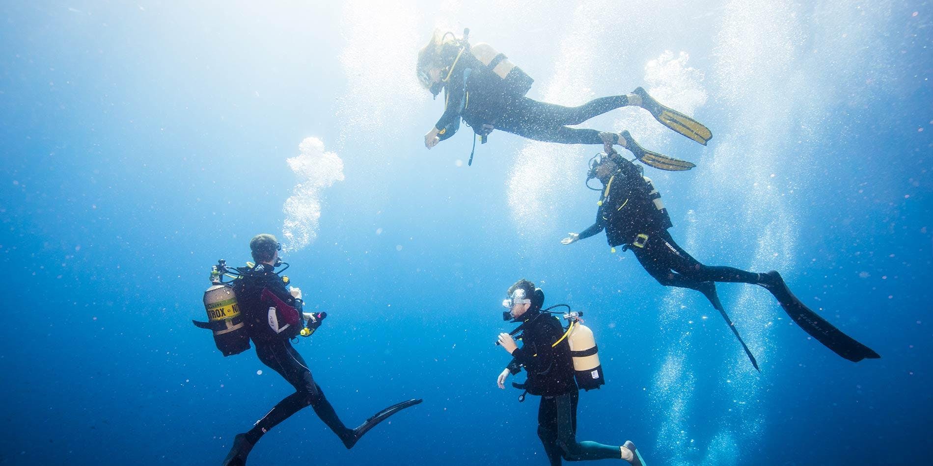 stay-wet-agia-pelagia-hero1 Beeindruckende Landschaften mit Bergen und Meer, wo Aktivitäten von Stay Wet Dive Center Agia Pelagia stattfinden.