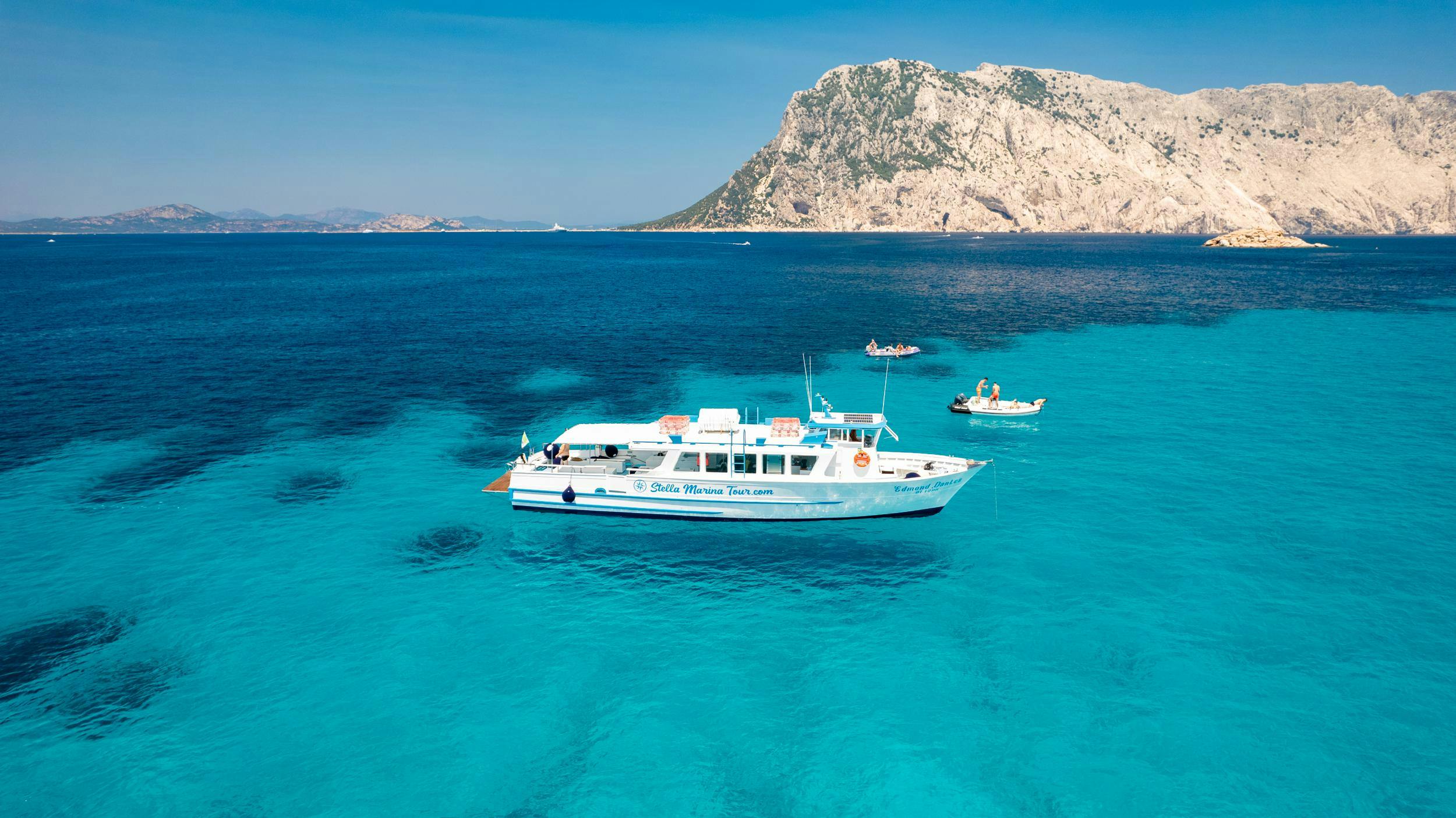 Stella Marina Tavolara Prachtige landschappen met bergen en zee, waar de ervaringen van Stella Marina Tavolara plaatsvinden.
