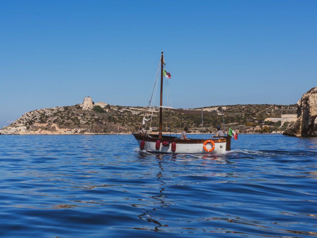 Sun Rib Rent SRL Cagliari Beeindruckende Landschaften mit Bergen und Meer, wo Aktivitäten von Sun Rib Rent Cagliari stattfinden.