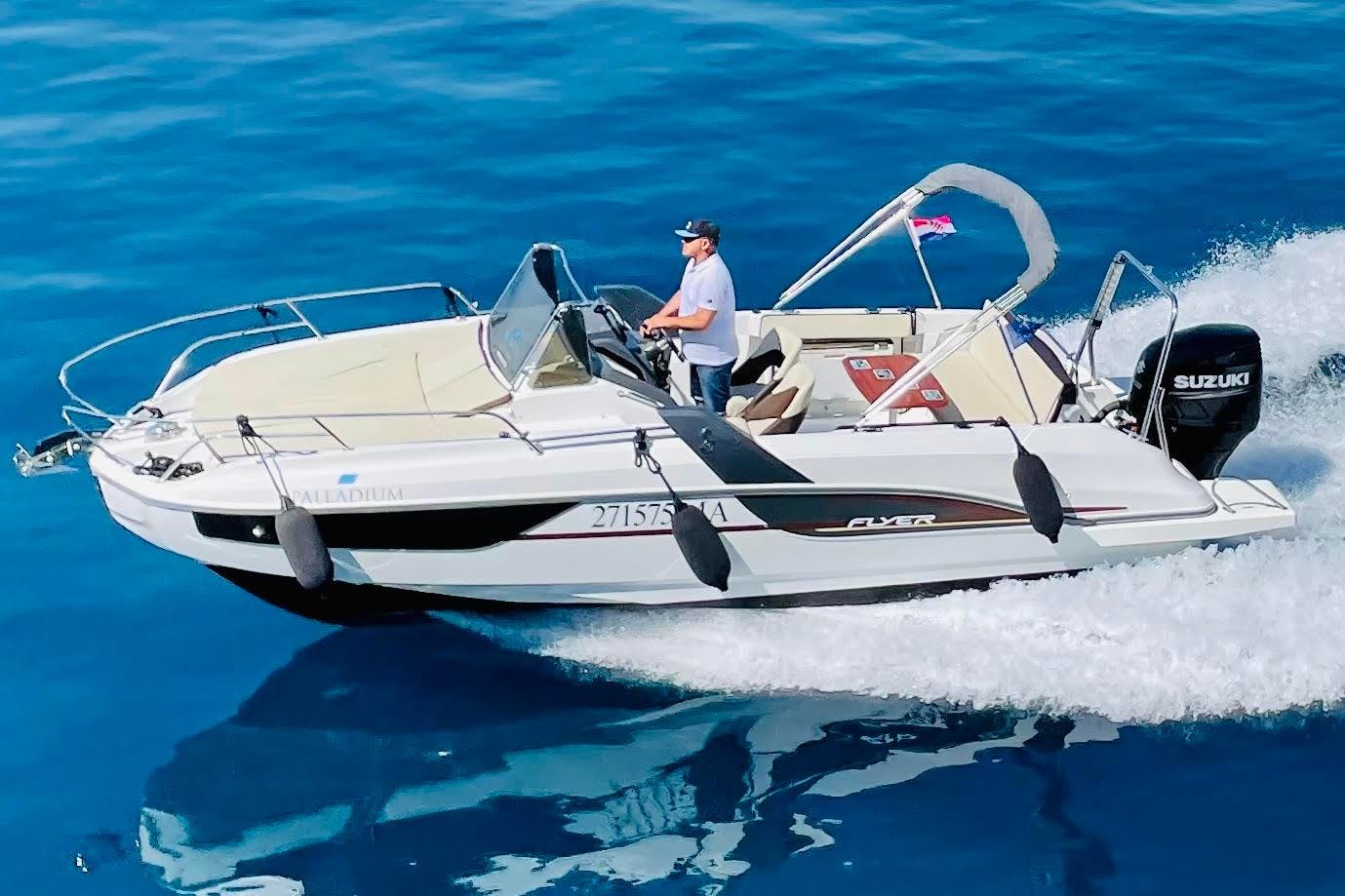 Sundeck 77 new Beeindruckende Landschaften mit Bergen und Meer, wo Aktivitäten von Palladium Boats stattfinden.