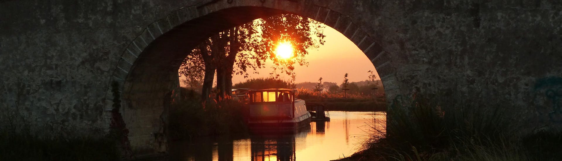 Levé du Soleil sur un pont du Canal du midi avec Exclusive Cruises France.