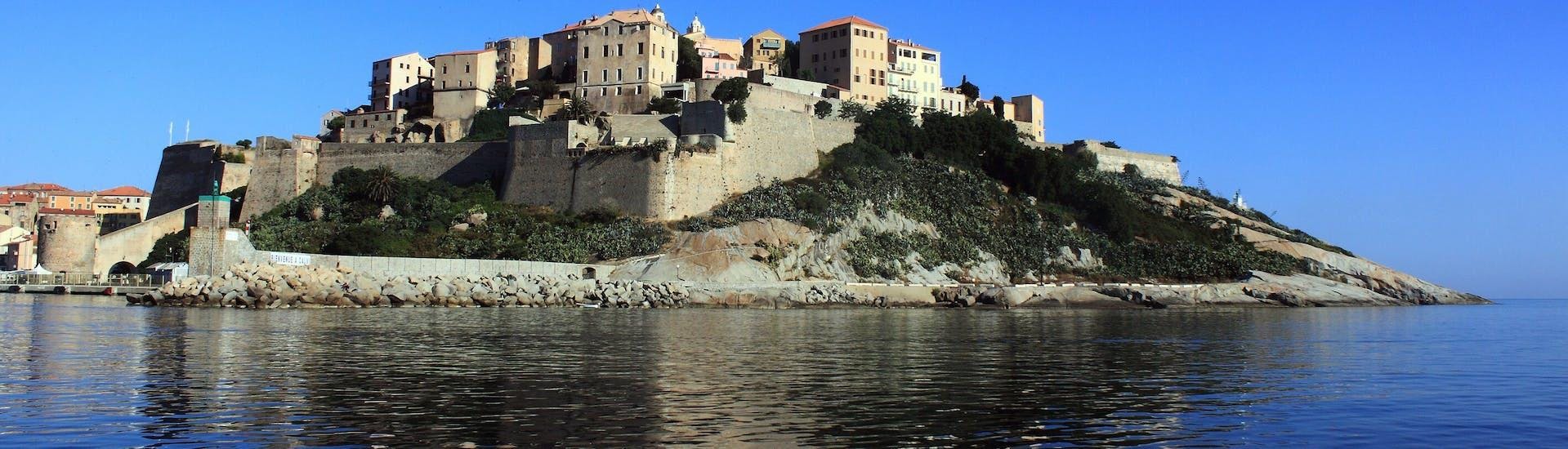 sunset-boat-trip-to-revelatta-2 Beeindruckende Landschaften mit Bergen und Meer, wo Aktivitäten von Tra Mare e Monti Calvi stattfinden.