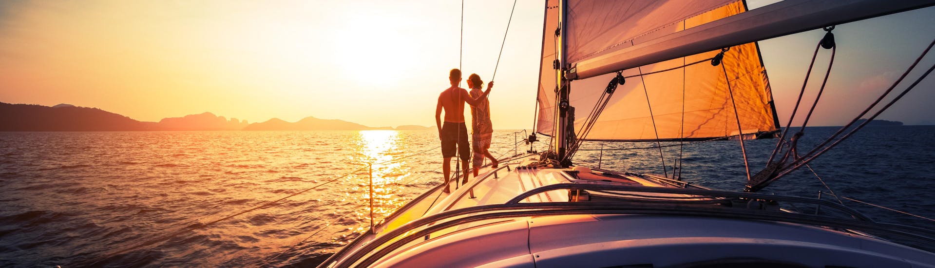 Una coppia si gode il tramonto durante una gita in barca