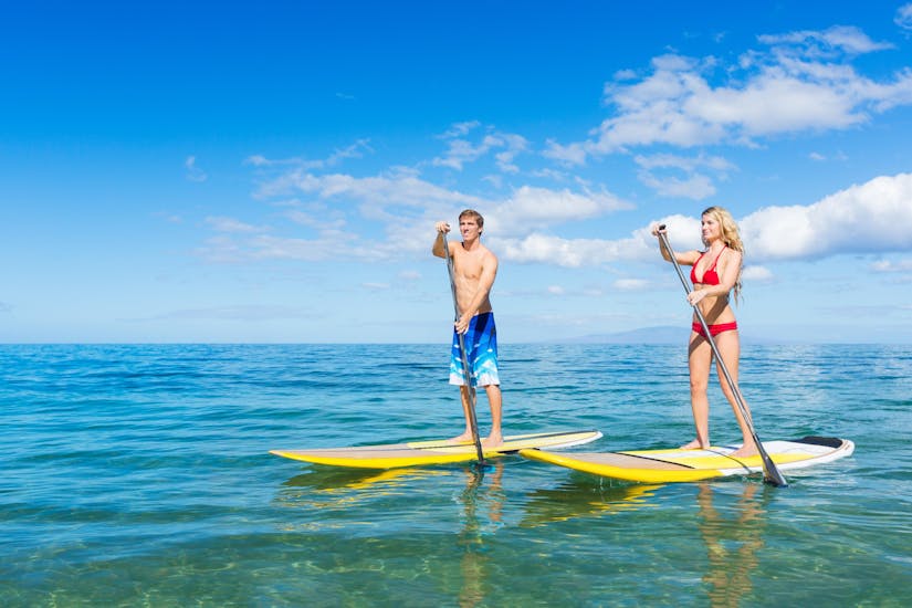 Two people enjoying a stand-up-paddling tour