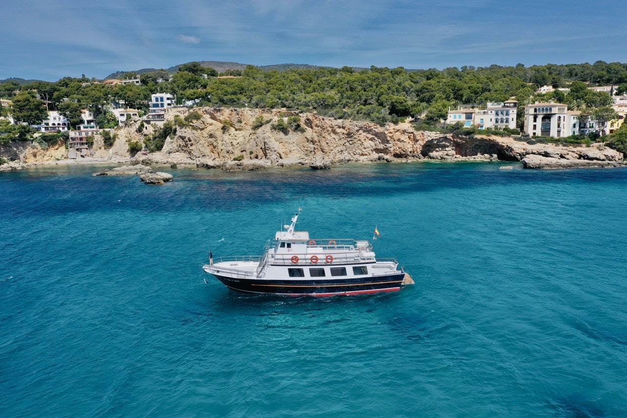 Paisajes impresionantes de montaña y mar, donde tienen lugar las experiencias de Sa Calma Boats Mallorca.