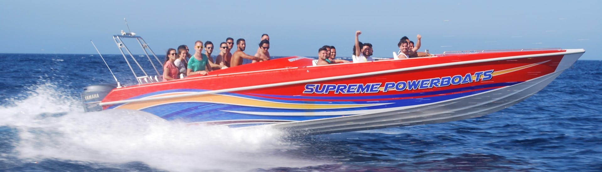 Ein Bild von einem Speedboot von Supreme Powerboats Sliema auf einer Tour auf die Insel Comino.