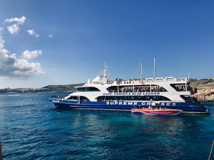 Bateau de Supreme Travel Malta lors d'une excursion en bateau vers le Blue Lagoon.