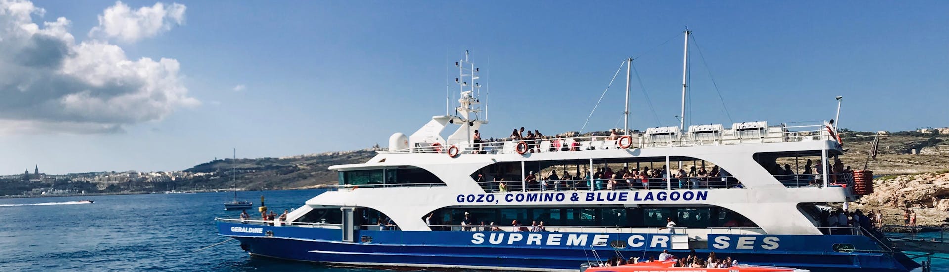 Bateau de Supreme Travel Malta lors d'une excursion en bateau vers le Blue Lagoon.