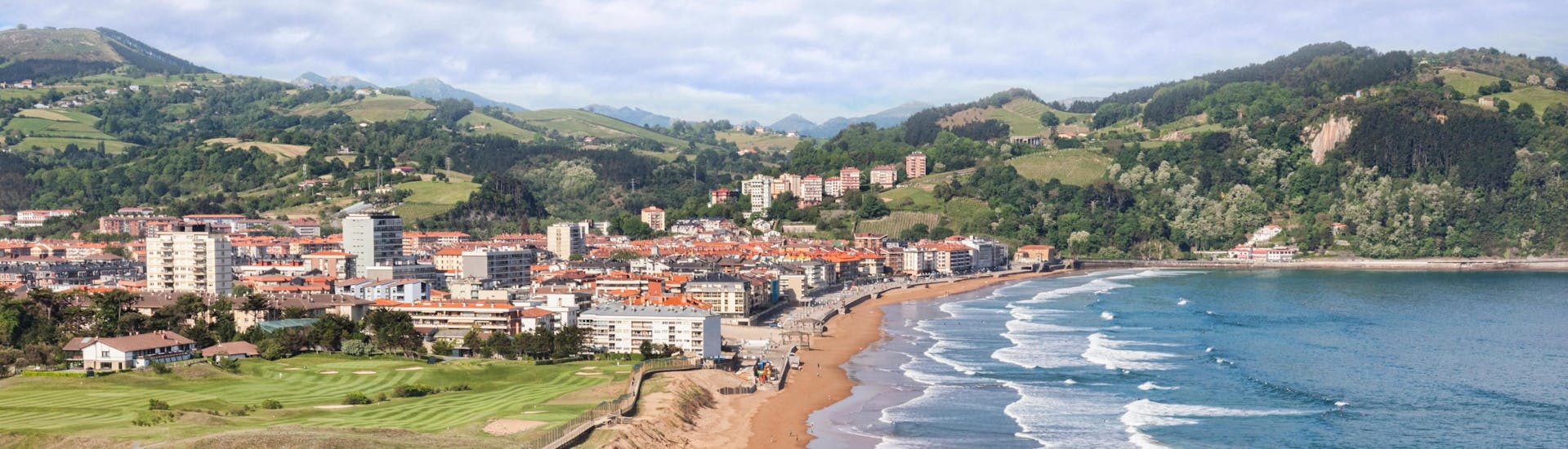 Ein Blick über den Strand in Zarautz, einem beliebten Ort zum Surfen im Baskenland in Spanien.